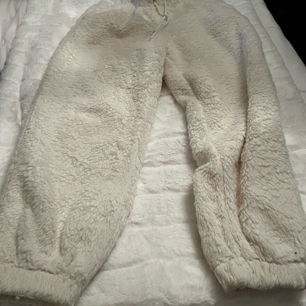 Juniors women’s 12-14 large No Boundaries Cream Fleece furry sweatpants Pants